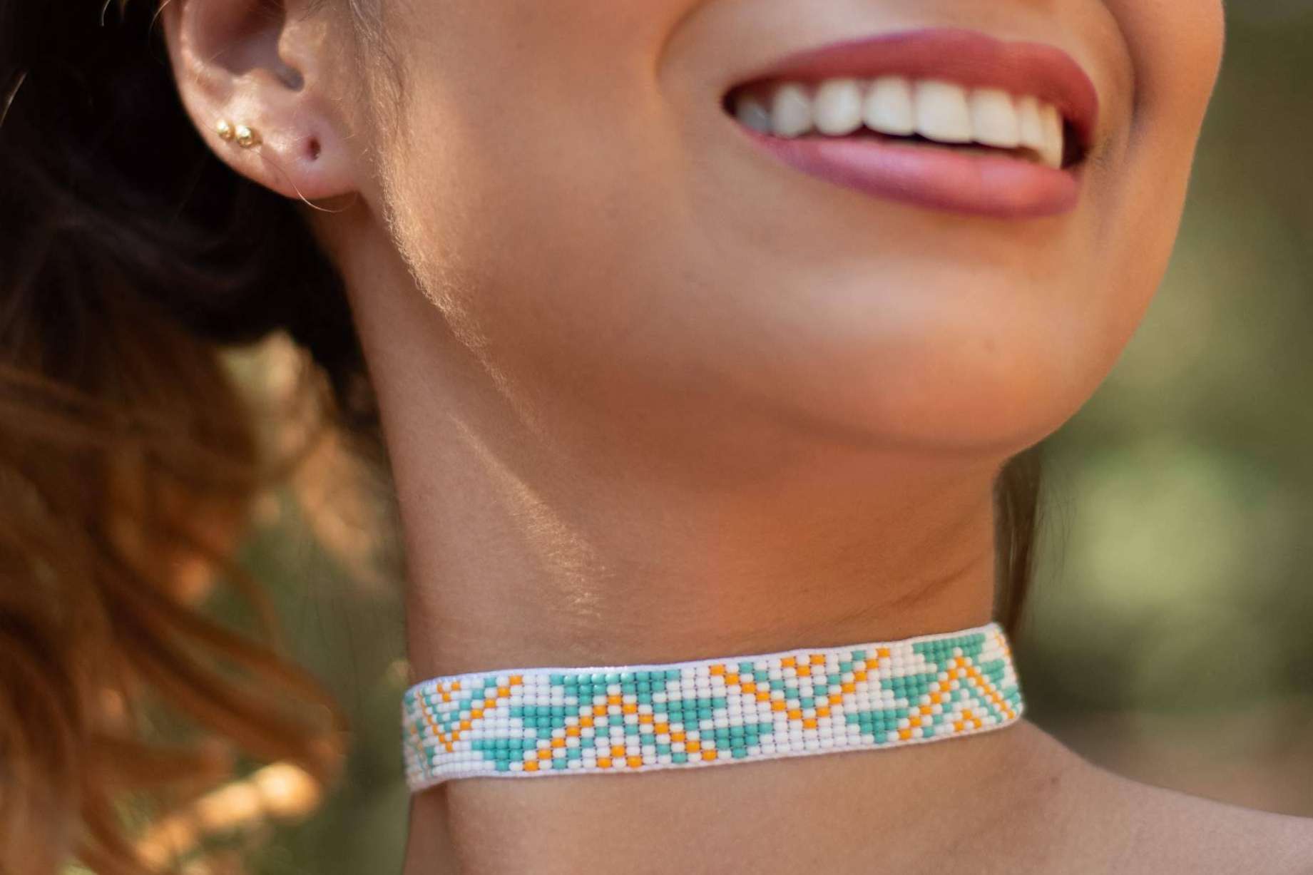El impacto de piezas coloridas en verano de la mano de la joyería artesanal colombiana y los bolsos wayuu