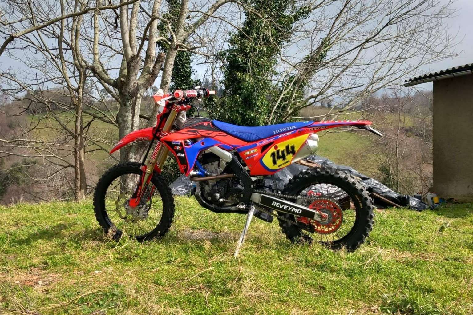 Adhesivos personalizados para motos off road disponibles en ADHESIVOSEMBARRADOS