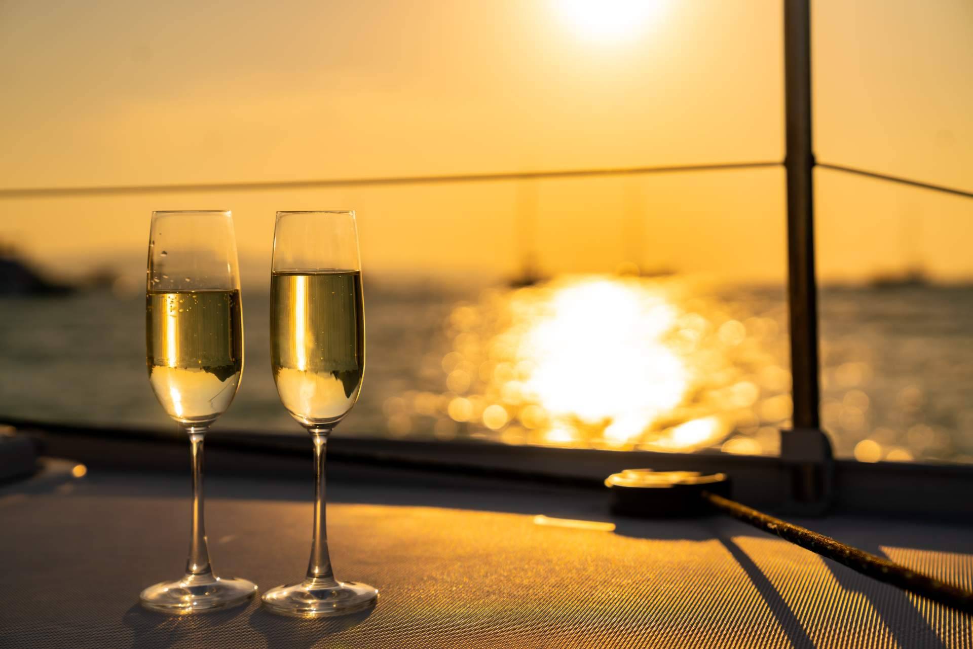 Alquilar un catamarán o barco; celebrar con Sondevela una cena de empresa