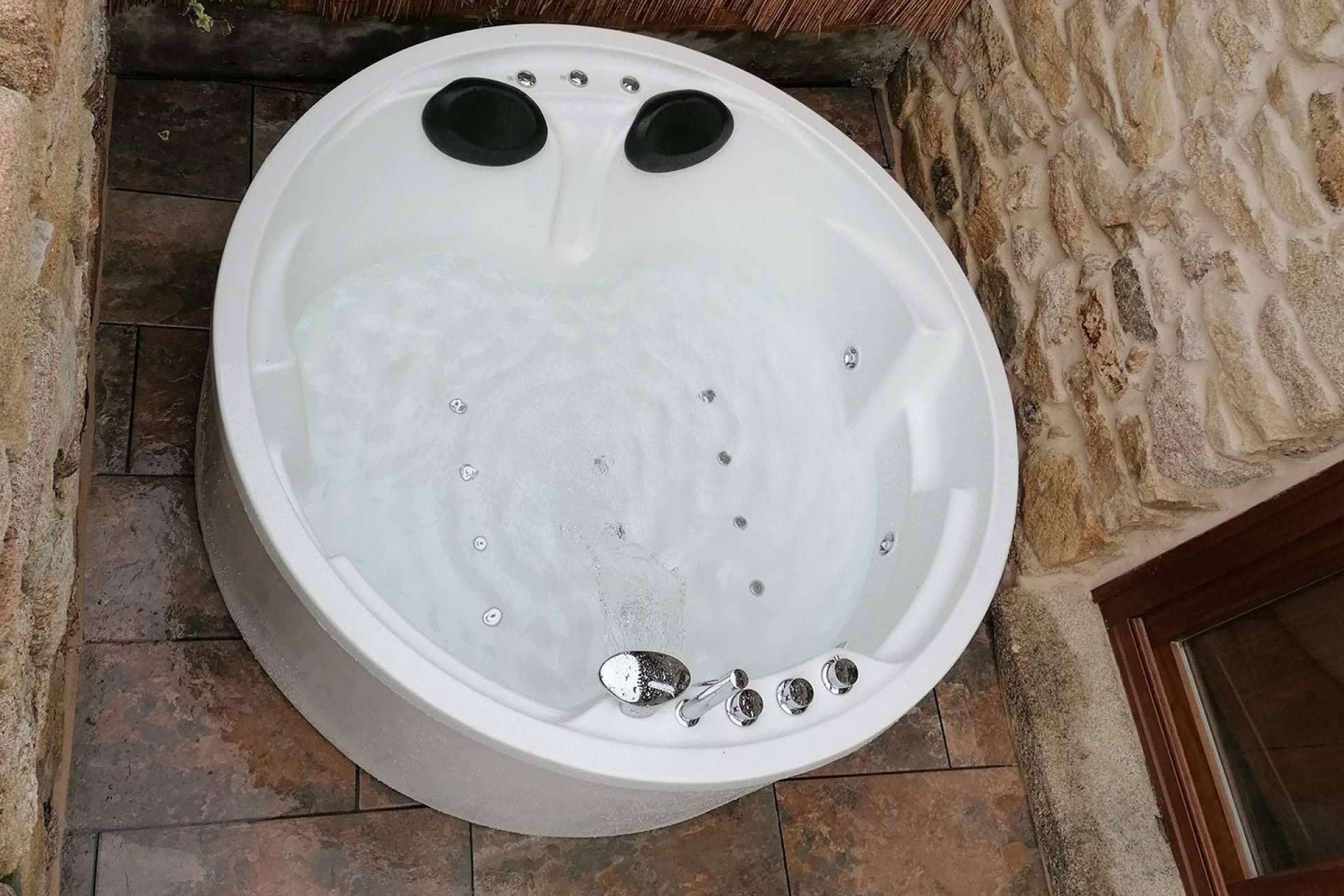Diseñar un rincón íntimo para el relax con las bañeras redondas de Hidromasajes Eca