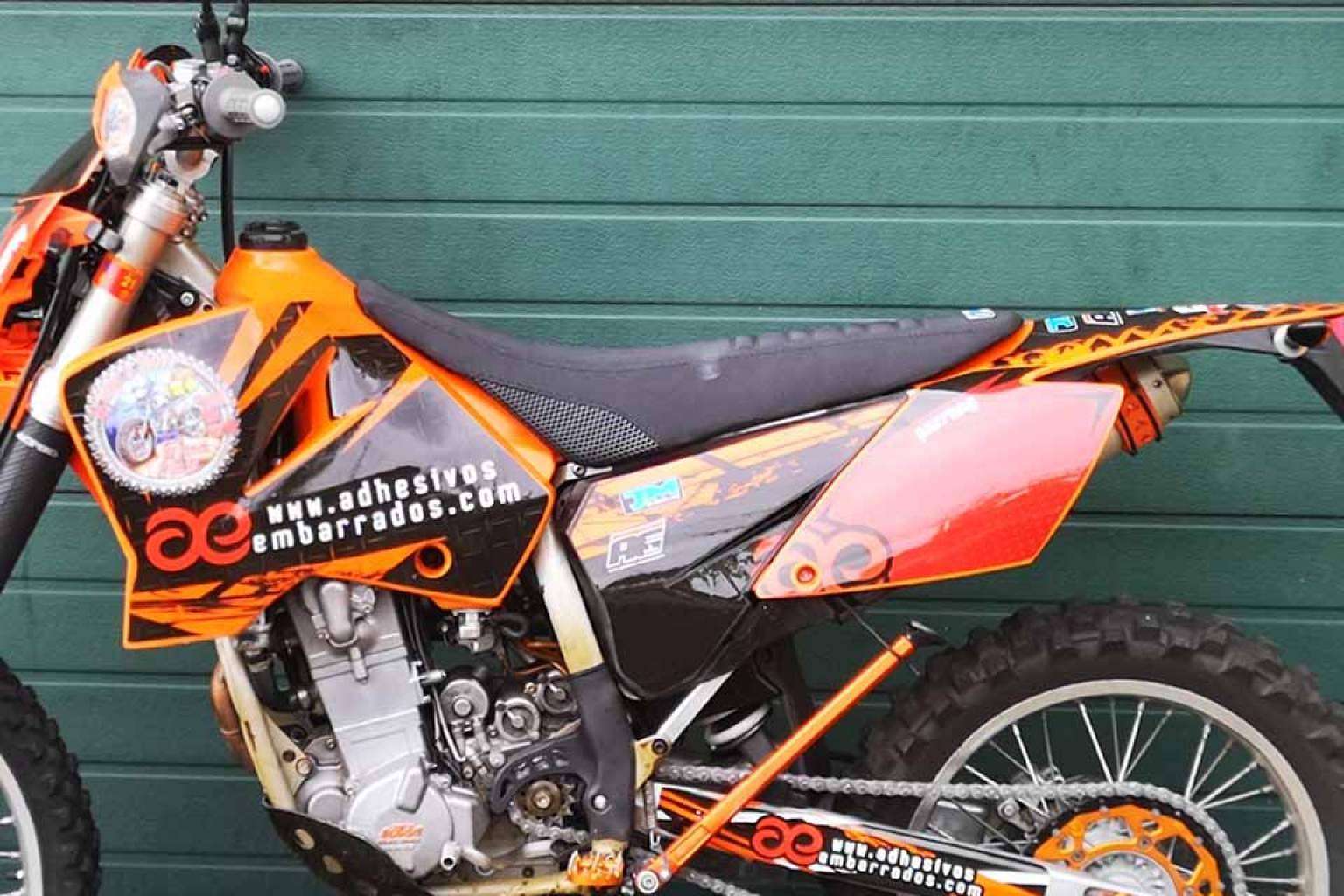 JM-FUNDAS explica cómo los asientos de motos antideslizantes permiten un mayor agarre