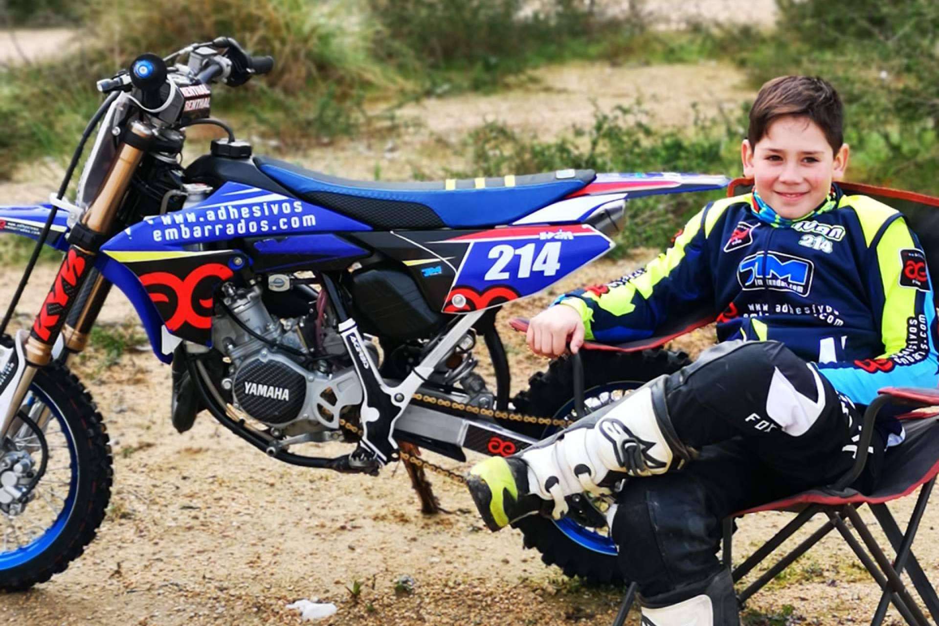 Plásticos y adhesivos para motos offroad con ADHESIVOSEMBARRADOS