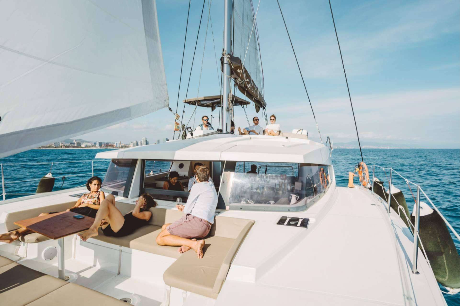Los servicios de alquiler de catamarán en Barcelona de Sondavela