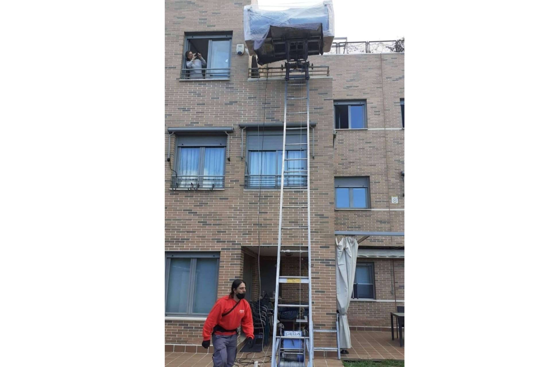 Mudanzas Crespo combina tecnología y máxima seguridad en su servicio de alquiler de grúa elevadora para mudanzas