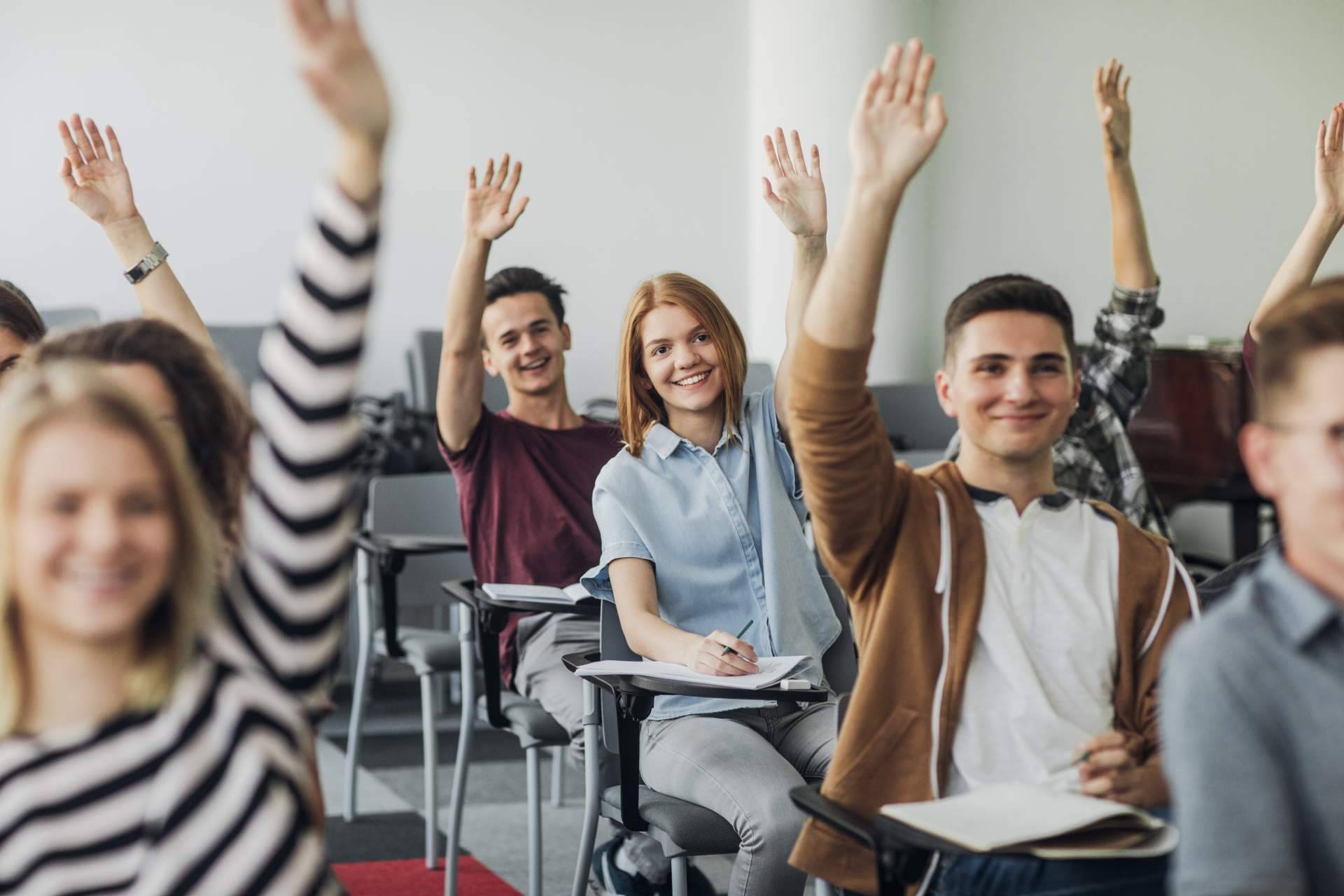 Cursos de educación económicos acreditados por universidades de renombre