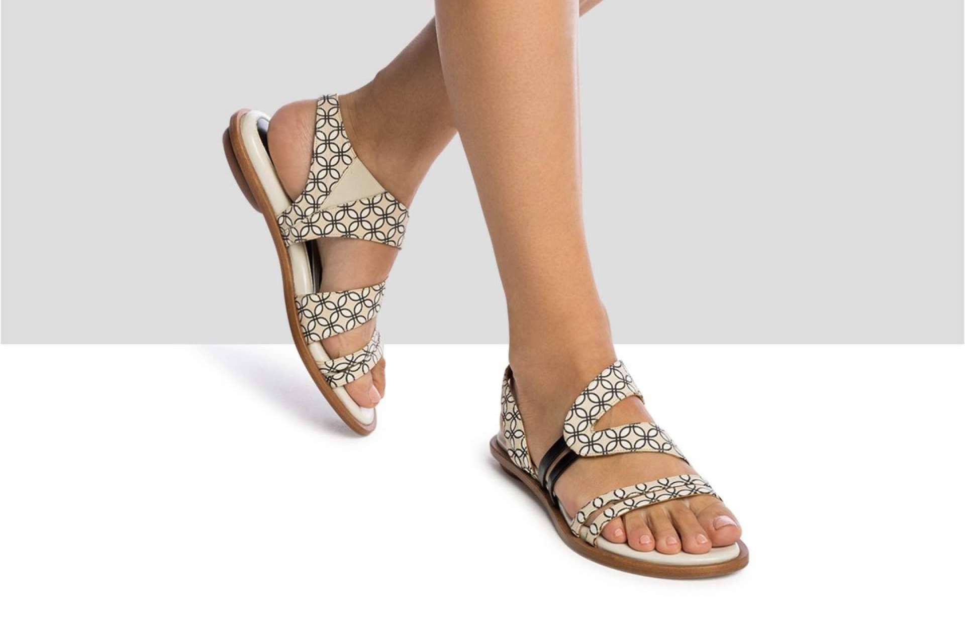 Los beneficios de las sandalias planas para el verano