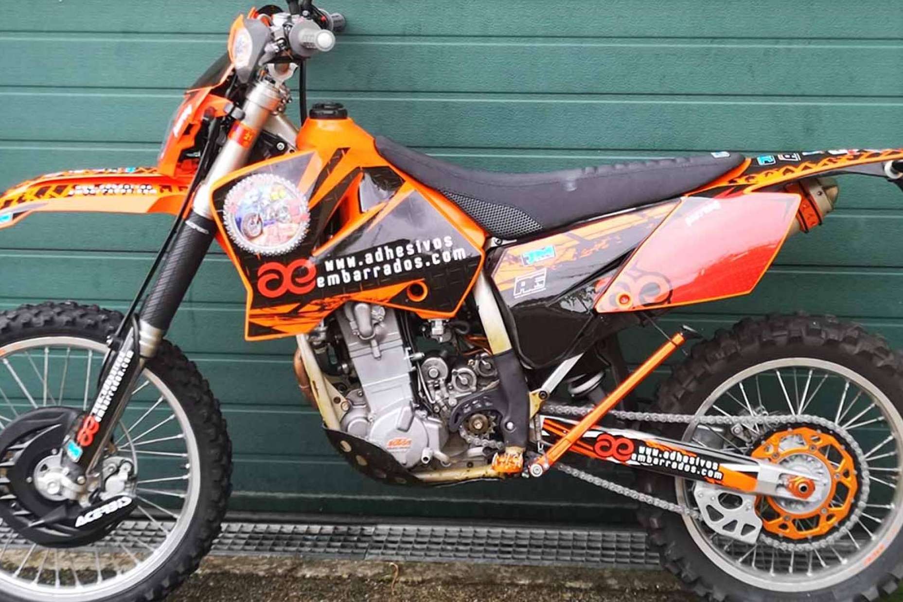 Una aventura offroad a medida con las pegatinas y adhesivos motocross de ADHESIVOSEMBARRADOS