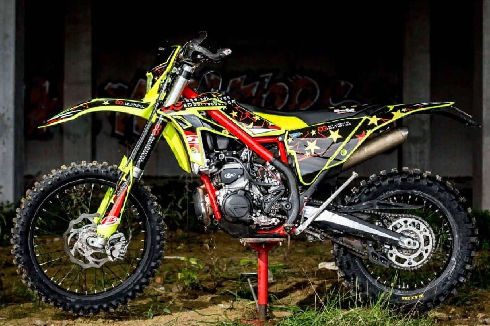 ADHESIVOSEMBARRADOS cuenta con un amplio catálogo de kits de adhesivos para motos de múltiples marcas