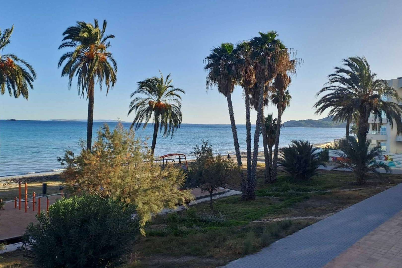 Últimos tres apartamentos en primera línea de la Playa d’En Bossa, a subasta