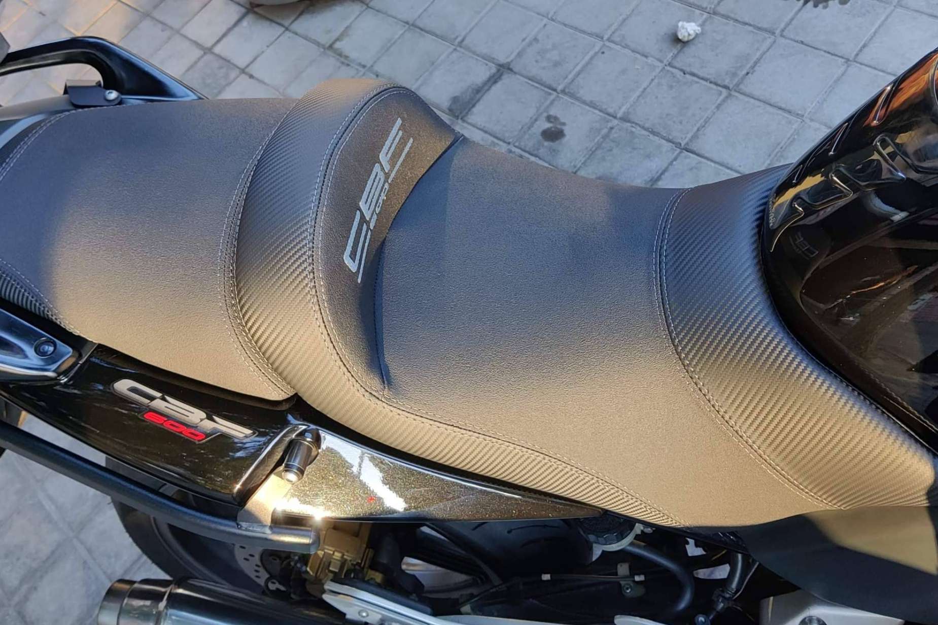 Disfrutar al máximo los viajes de carretera con un asiento confort para motos de JM Fundas