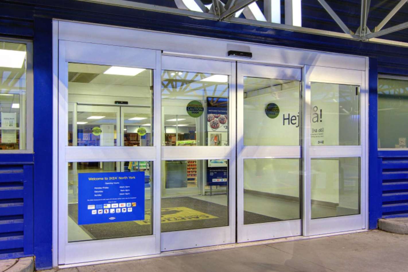 La instalación de puertas automáticas permite ahorrar energía y proporciona otros beneficios a los comercios