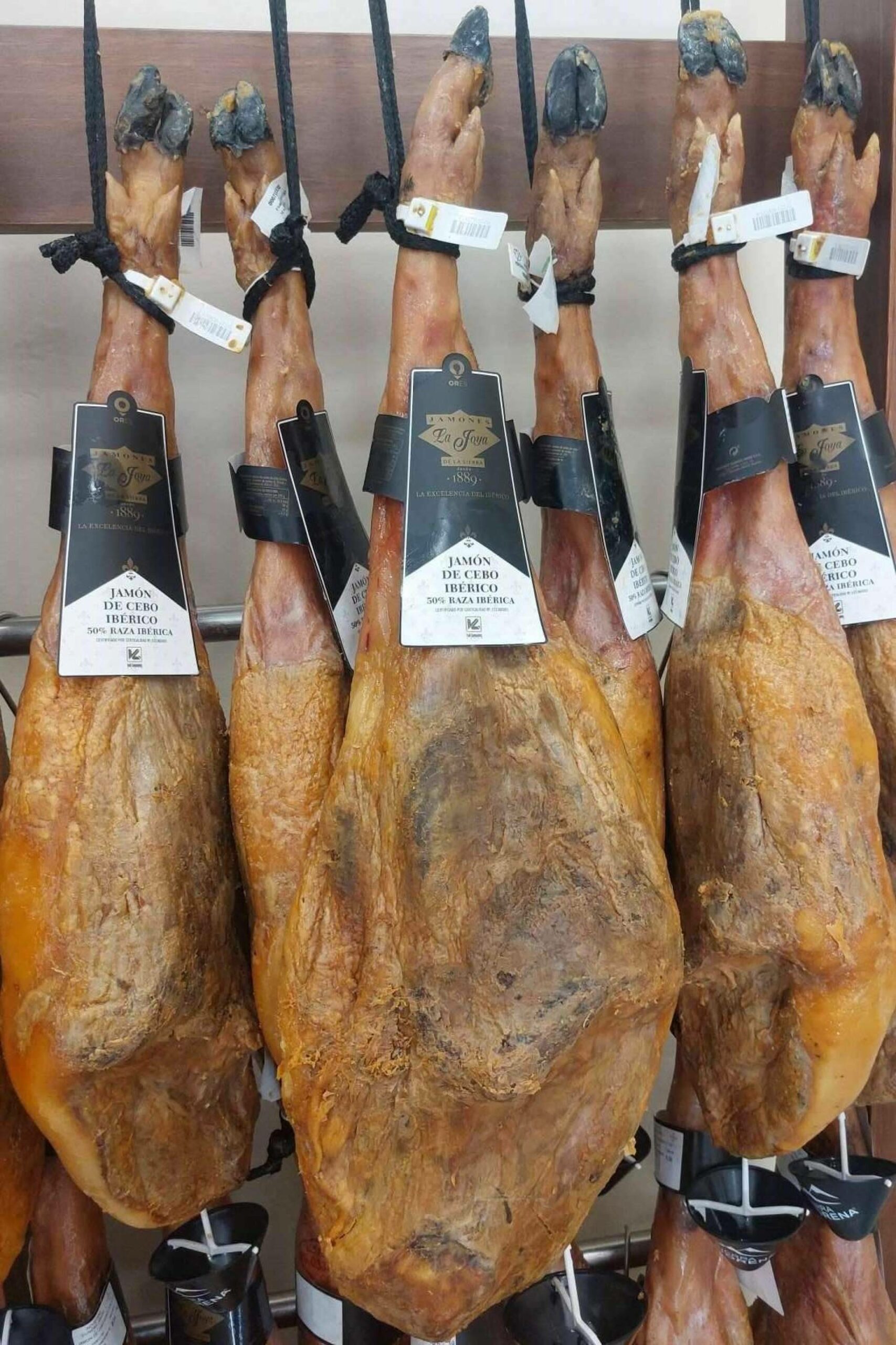 A través de la tienda La Fábrica Jamones y Quesos es posible acceder a una selección de jamones ibéricos de La Joya