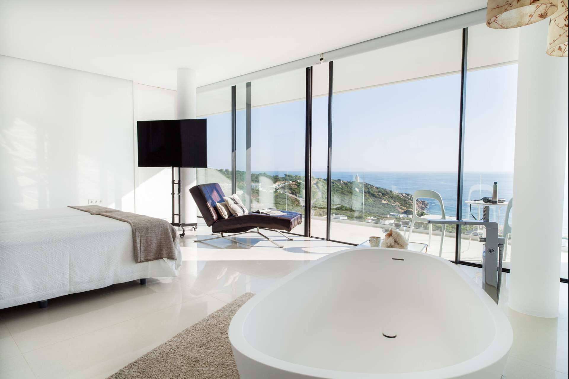 Disfrutar de impresionantes amaneceres y vistas al mar en Villa Villa Alkaram, un refugio de lujo en Andalucía