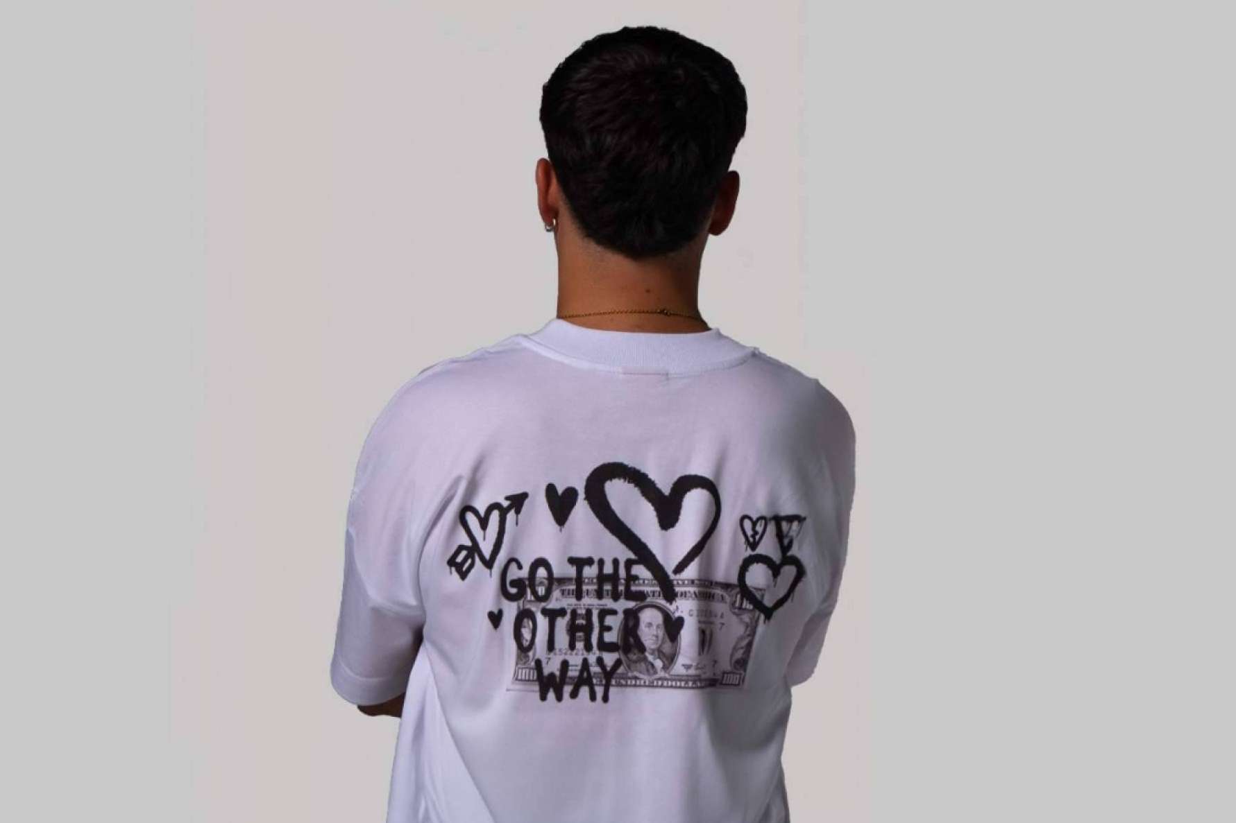 Rotherz lanza para este verano una nueva colección de camisetas oversize y accesorios