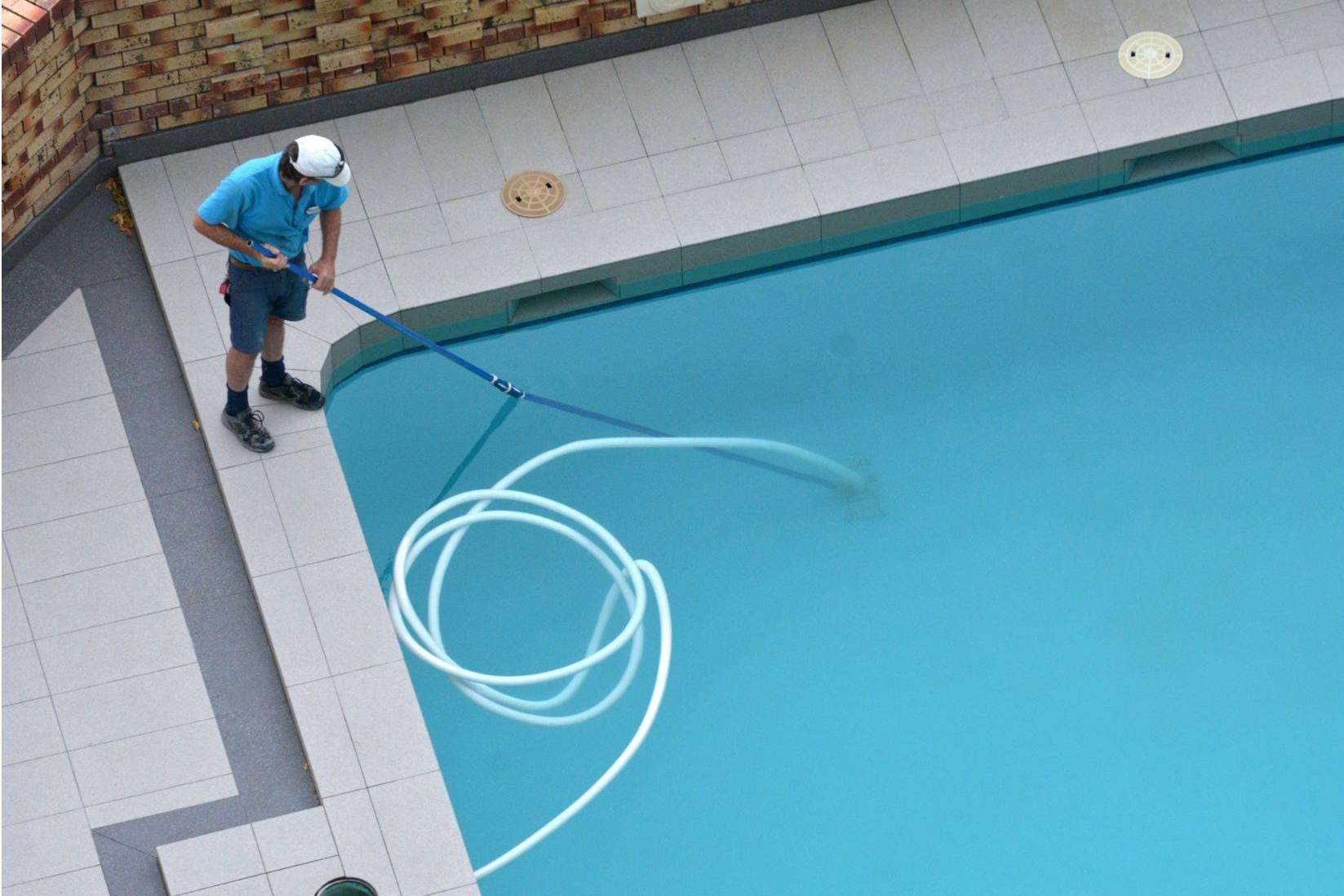 Mantener el agua de la piscina limpia sin vaciarla