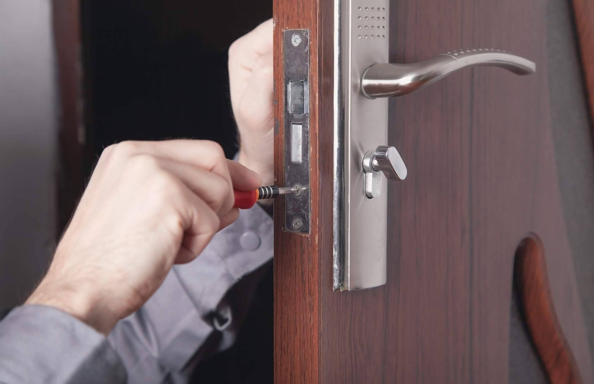 Cerrajeross ofrece servicios urgentes las 24 horas con expertos cerrajeros en Madrid y Getafe