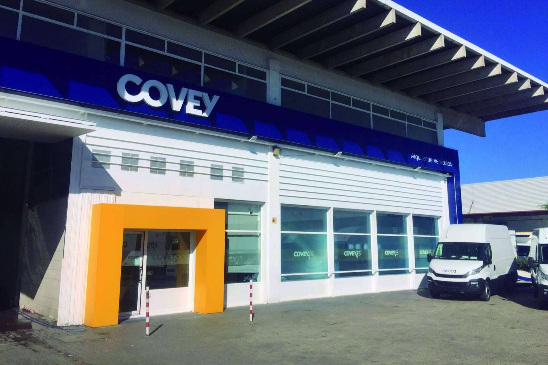 La medalla de la ciudad de Sevilla a Juan Antonio López Olmo y Juan Suárez Salas corona una trayectoria de cincuenta años de éxitos empresariales de Covey Alquiler