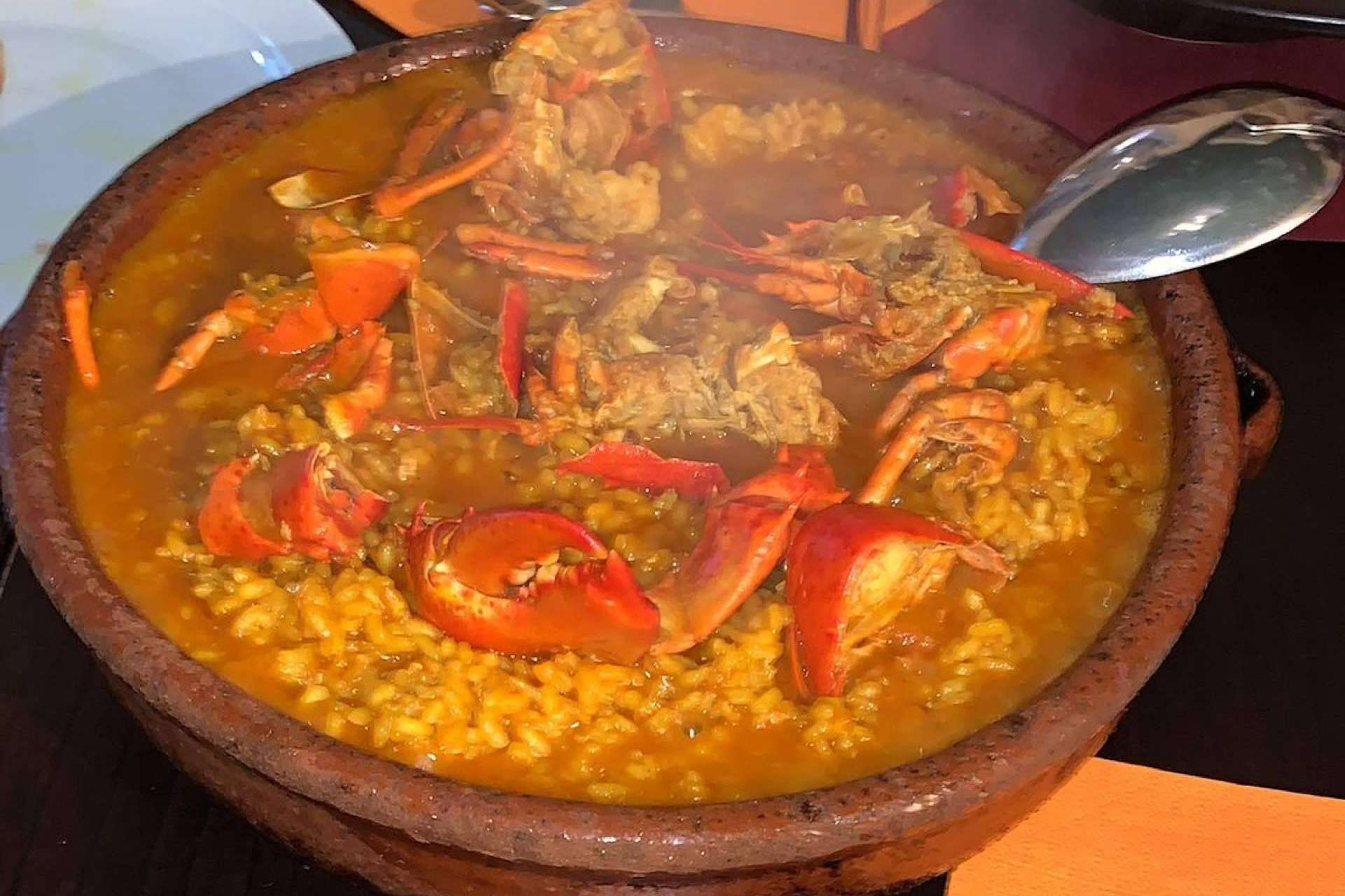 Se presenta La Favorita, uno de los bares de vinos más destacados de Valladolid.