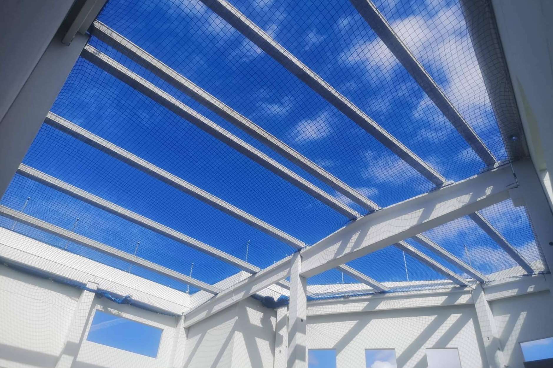 Cómo las redes de seguridad ayudan a mejorar la protección en la construcción industrial