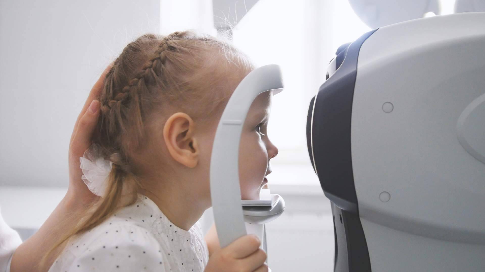 La importancia de cuidar la salud visual de los niños acudiendo a revisión oftalmológica