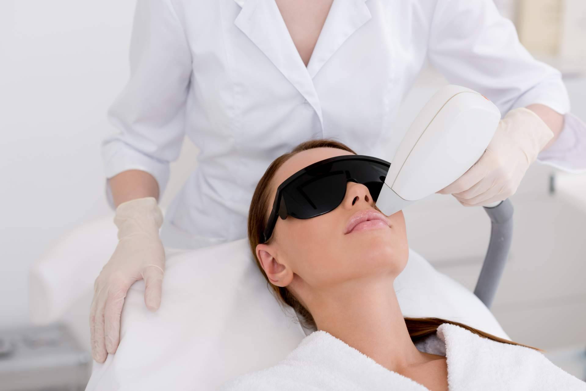 Reducción de marcas de acné con tecnología láser en Centro Estética El Pilar