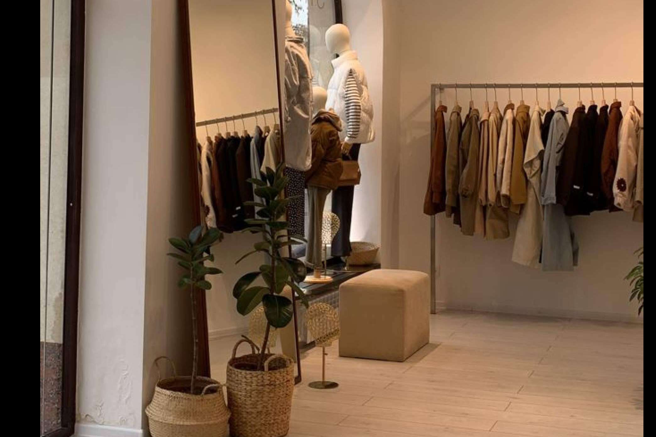 1Best Outlet ofrece asesoramiento para el montaje de tiendas de ropa en la mejor época del año