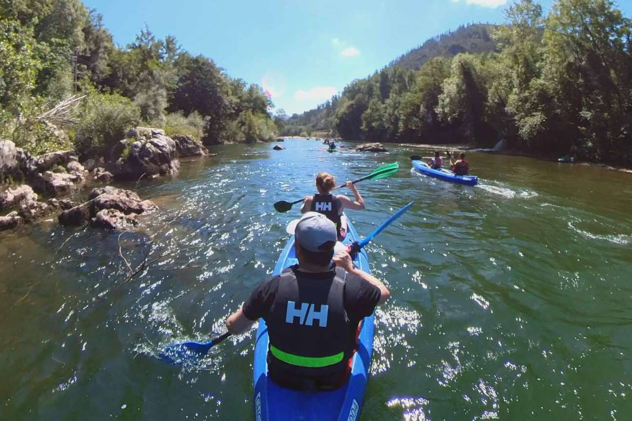 El descenso del Sella en canoa de Montañas del Norte combina adrenalina, naturaleza y diversión