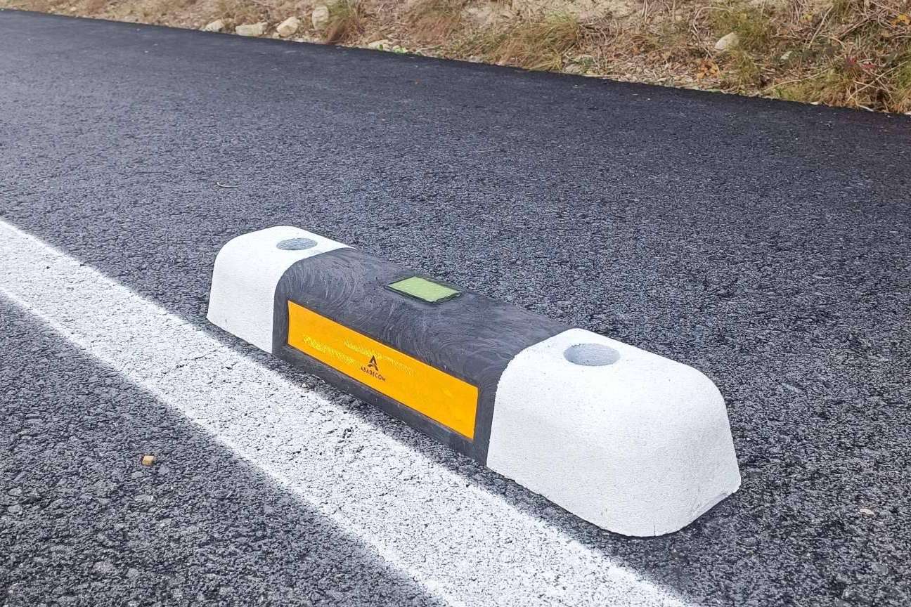 Más de 200 kilómetros de carriles bici equipados con separadores fotoluminiscentes de Abadecom