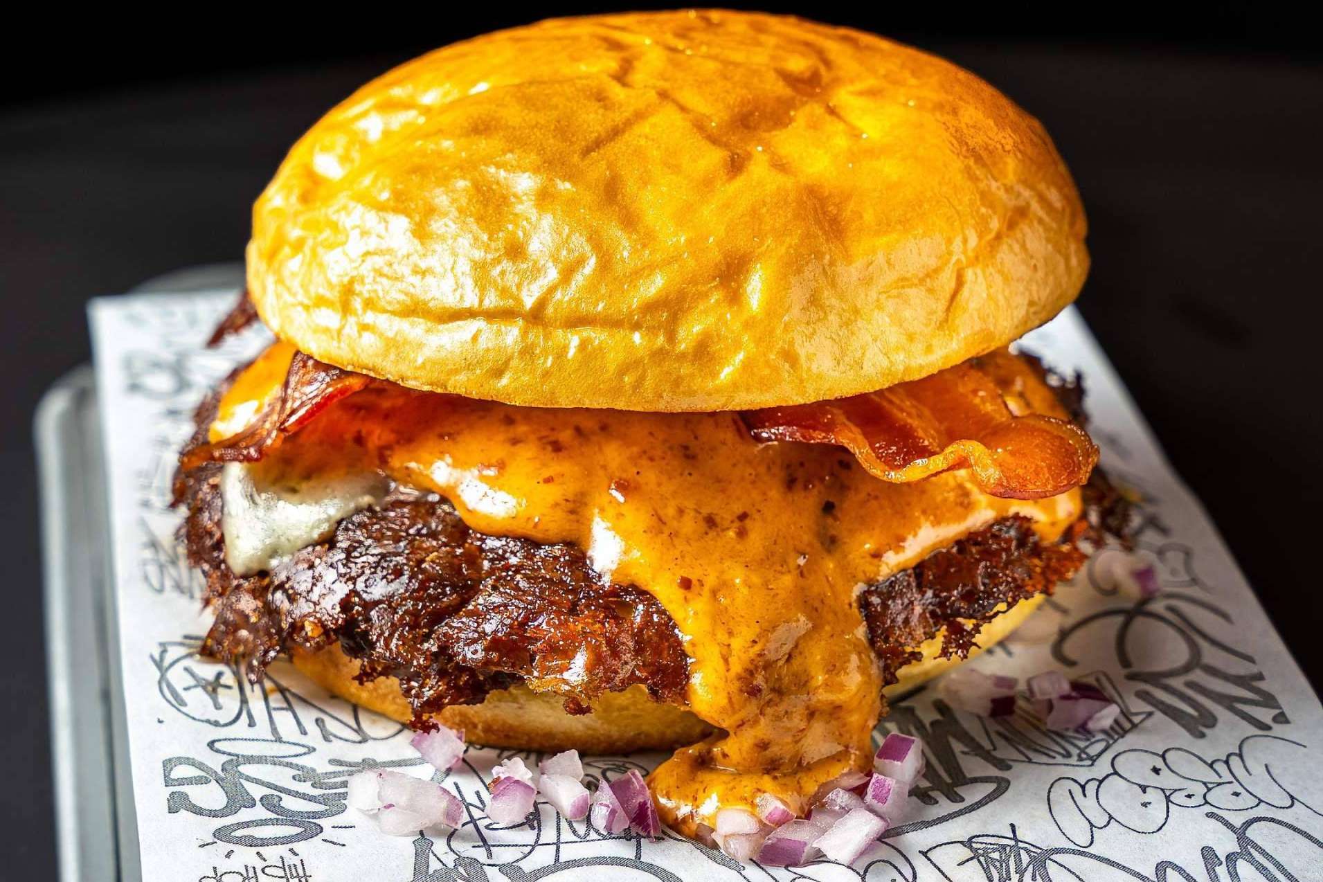 La hamburguesería gourmet Smash Club by Briochef trae sorpresas para este 5 de octubre