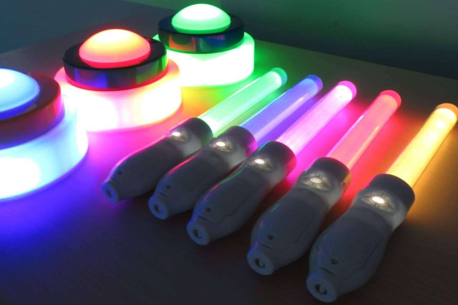 Palos de luz para votaciones interactivas, una herramienta novedosa que promueve la participación en eventos