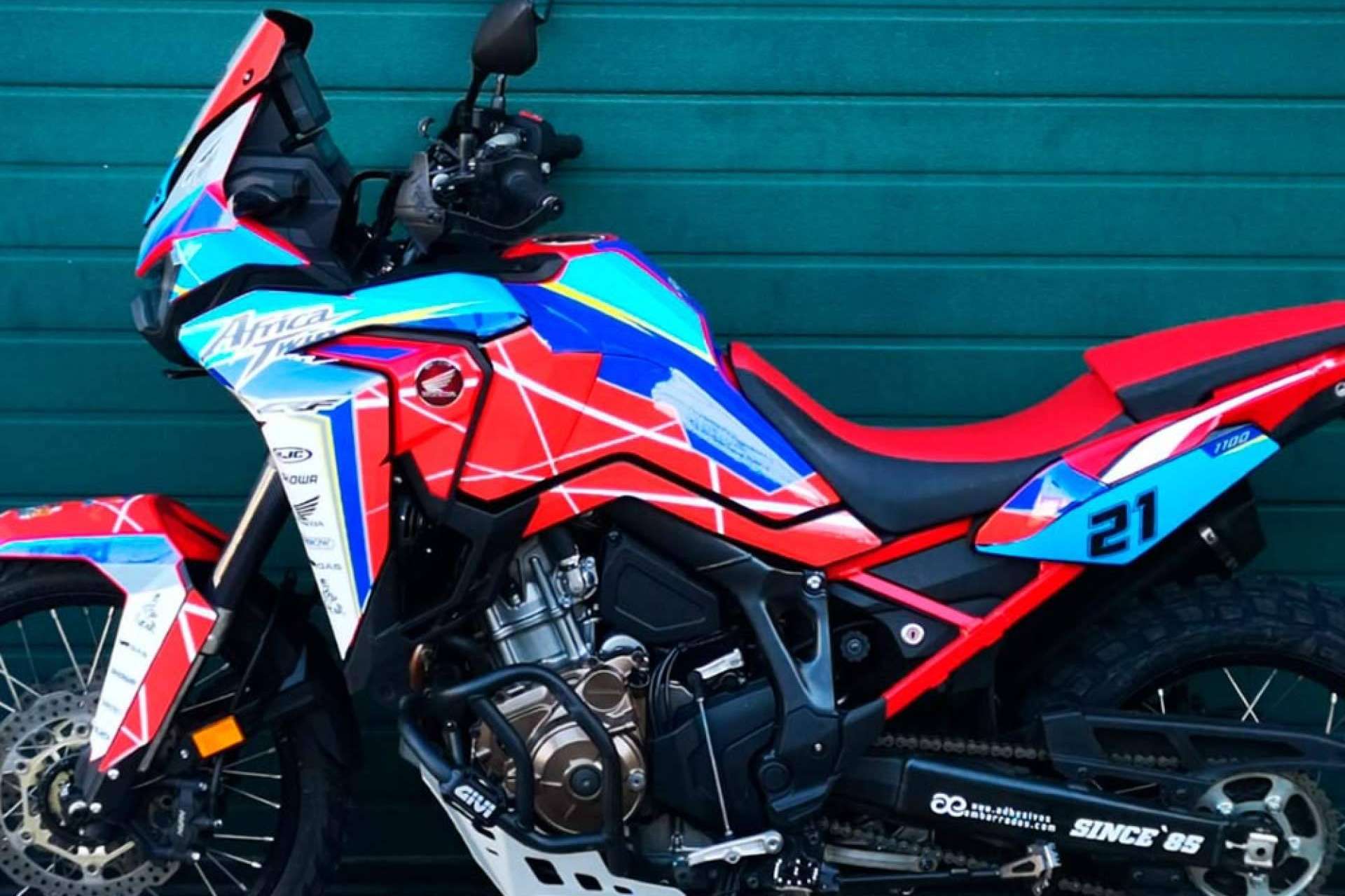ADHESIVOSEMBARRADOS ofrece kits de pegatinas personalizados para motos offroad