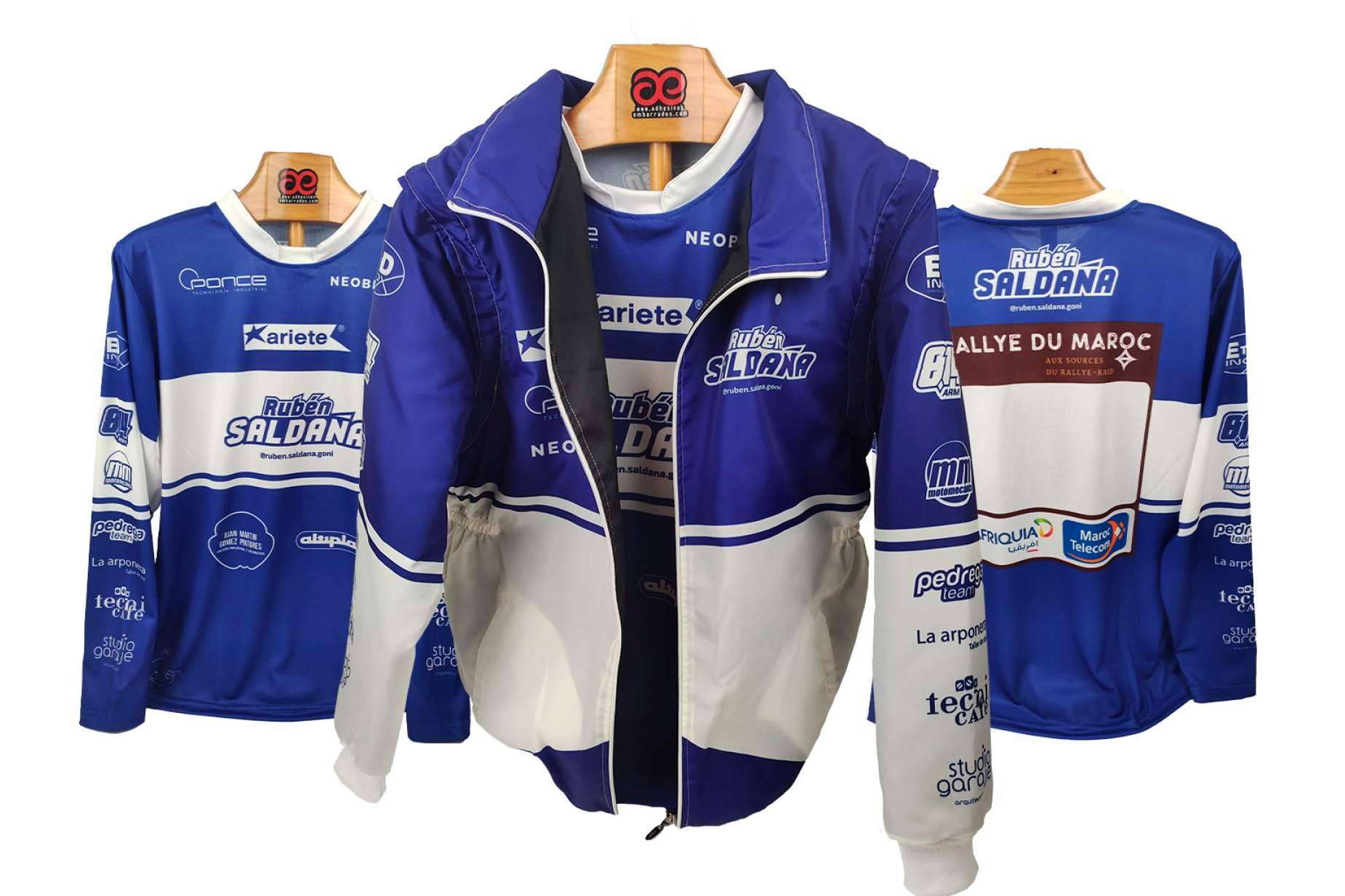 ADHESIVOSEMBARRADOS ofrece una personalización única de la ropa de moto