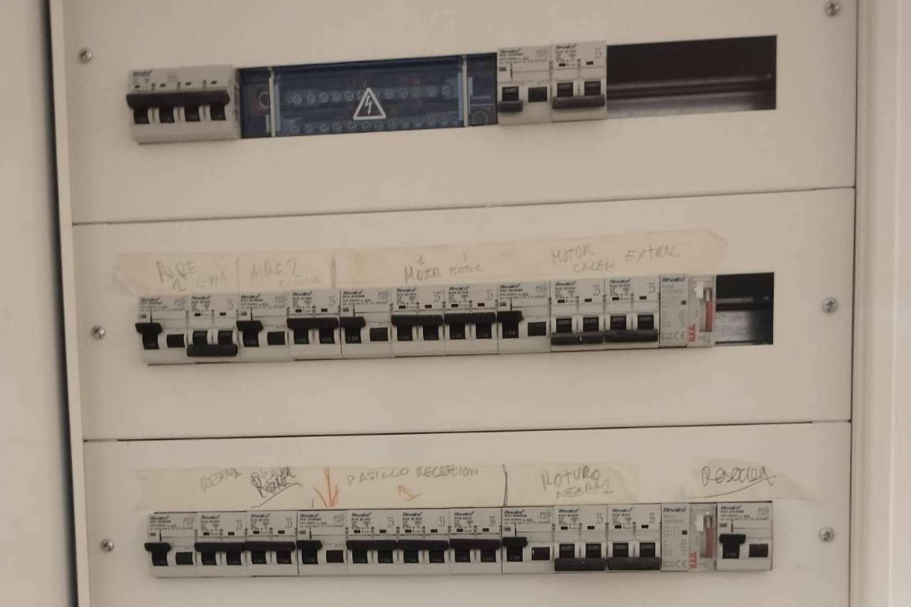 SaVeLec garantiza respuesta rápida en urgencias eléctricas y servicios completos en Valencia