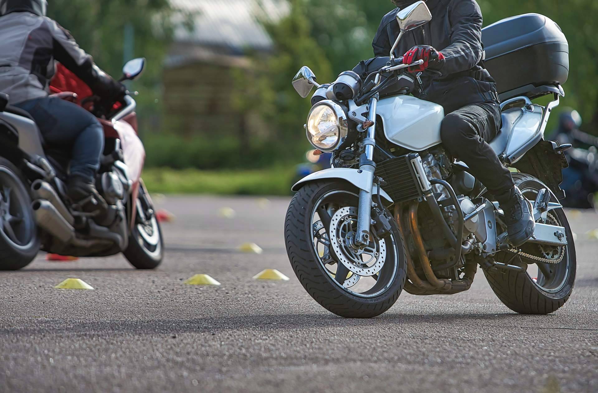 Accesorios de moto imprescindibles para combatir el frío