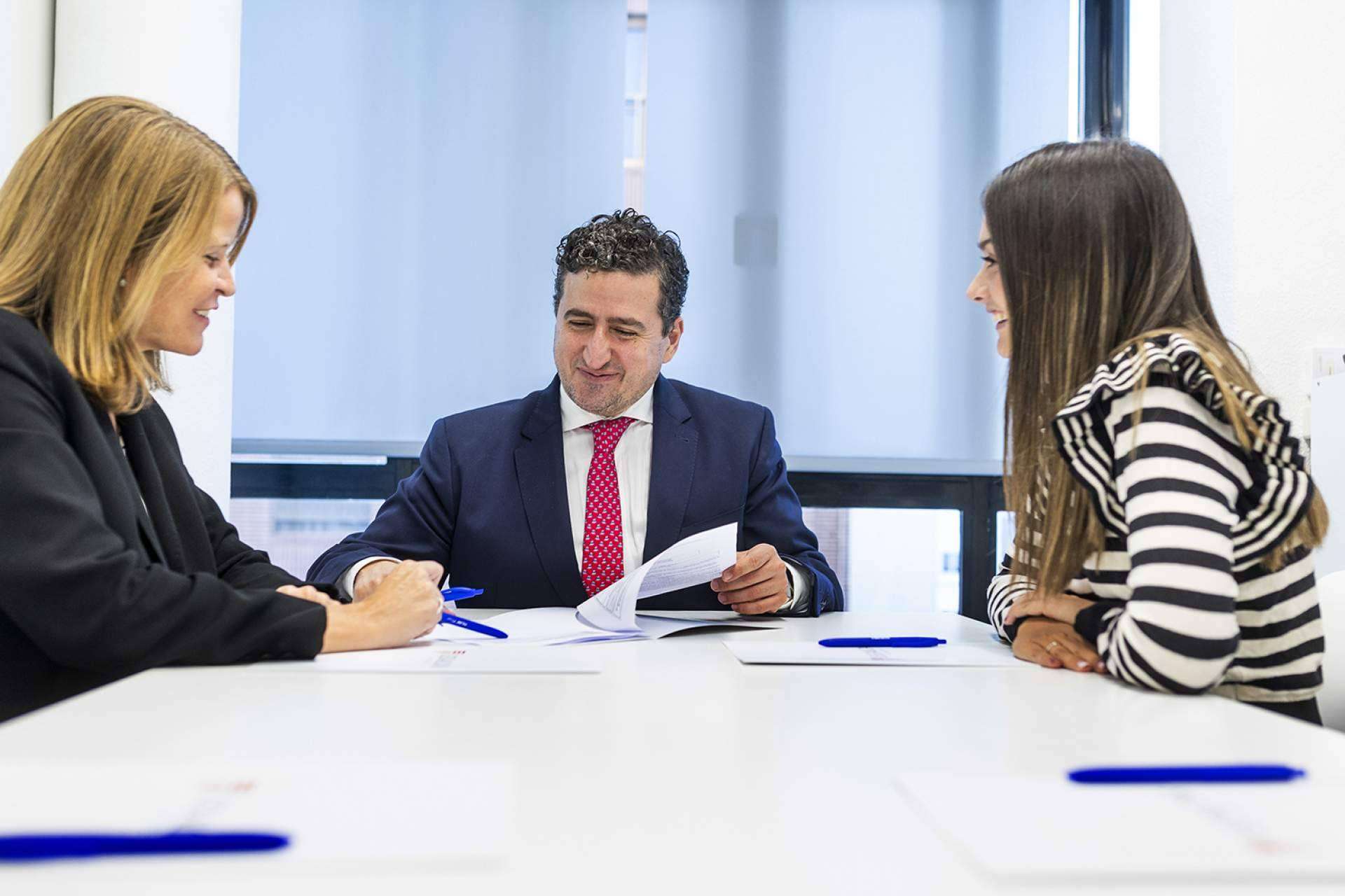 La fórmula para tener un abogado disponible todo el año sin arruinarse; tarifa plana para empresas