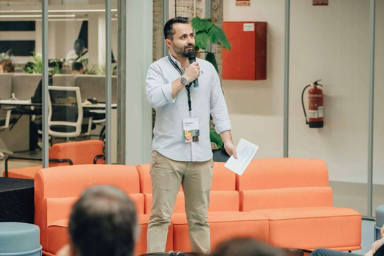 Construir una carrera digital, Yinius.io garantiza empleo remoto en solo 4 meses