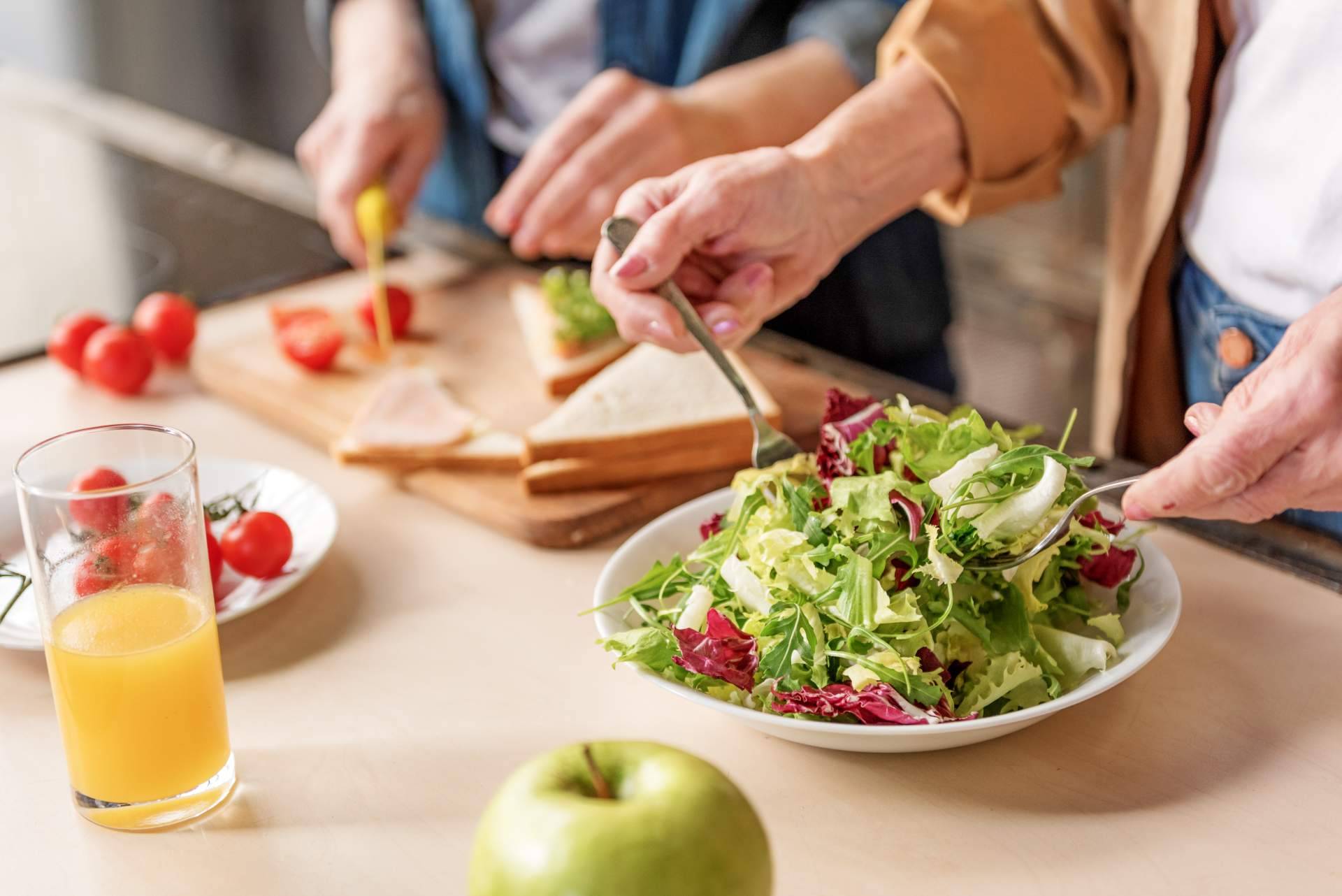 La alimentación equilibrada y su impacto en el bienestar de los adultos mayores