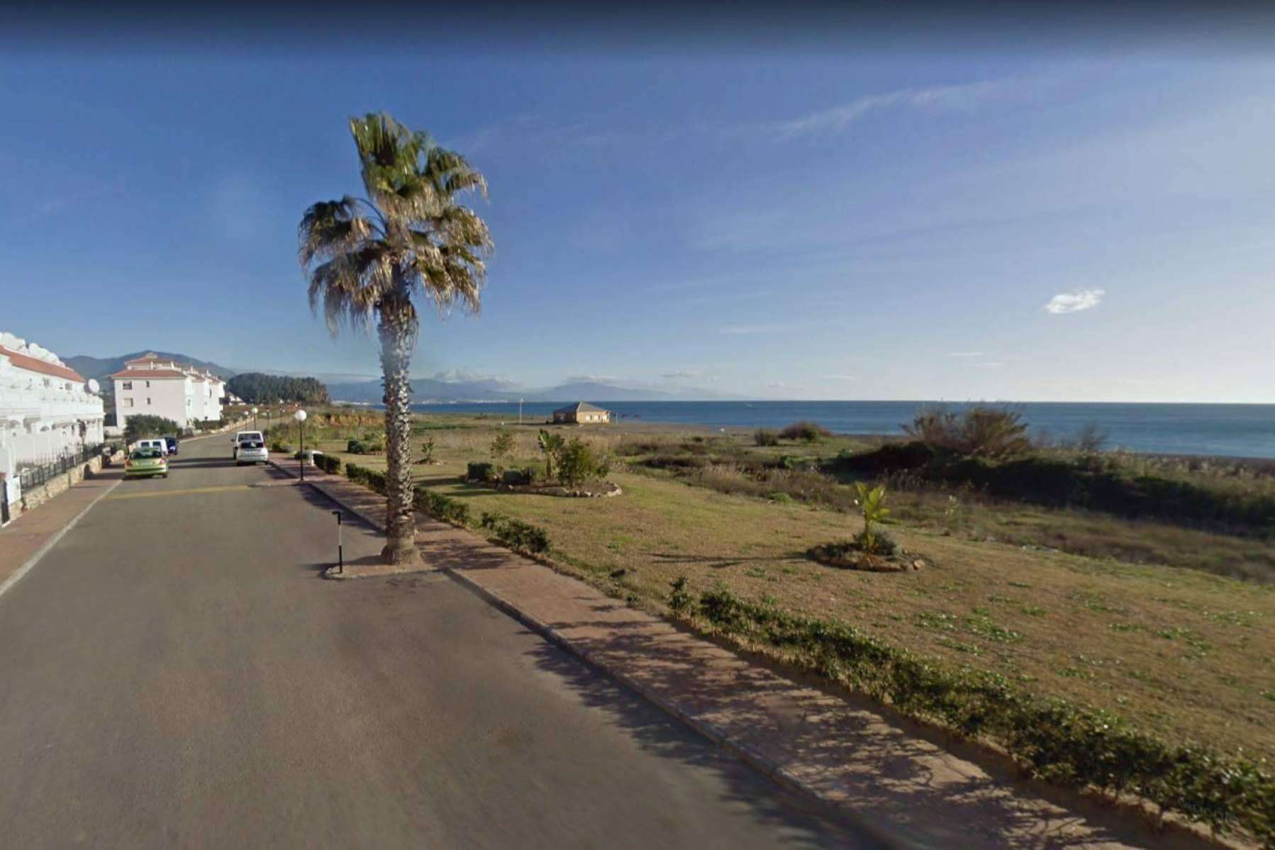 Subasta de exclusivo solar frente al mar en Manilva; una oportunidad única de inversión