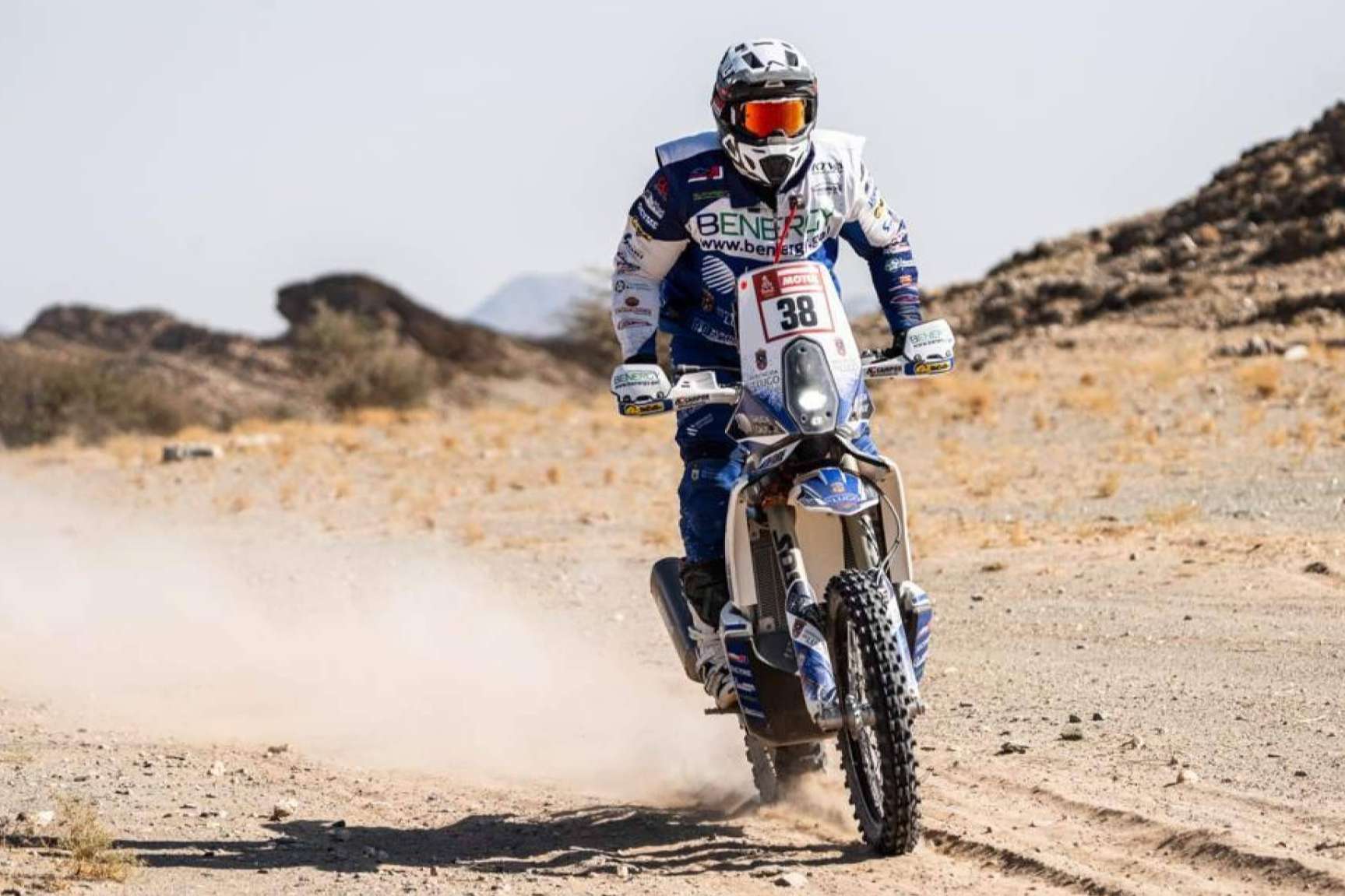 Soluciones únicas en adhesivos personalizados para motos y quads con ADHESIVOSEMBARRADOS