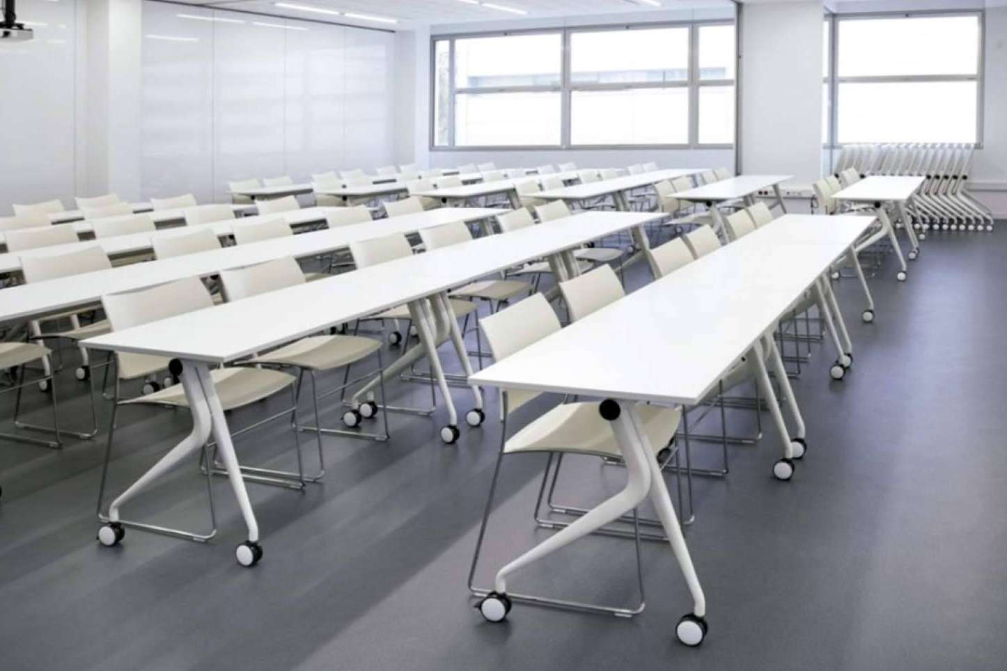 Mesas móviles; la solución versátil para empresas y academias
