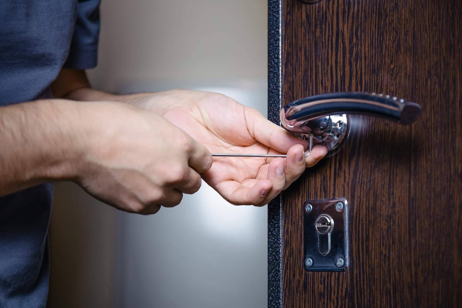 Soluciones inmediatas de cerrajería con el servicio 24 horas de Reparar Tu Casa