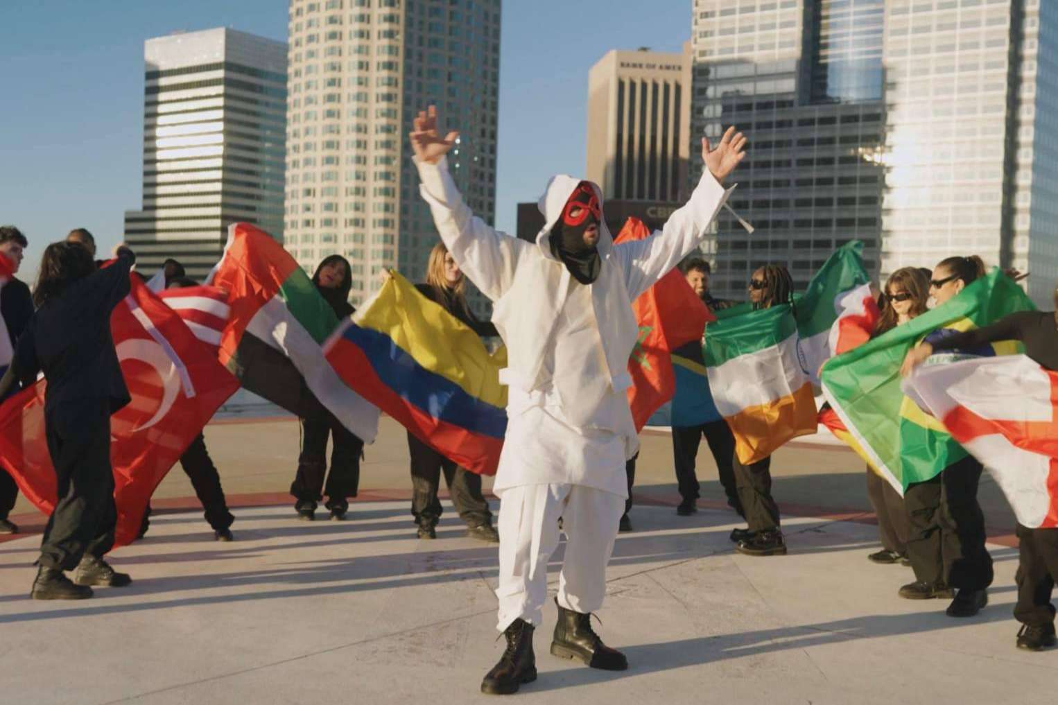 El artista misterioso Positiveman estrena el himno a la paz 'OH LA LA'