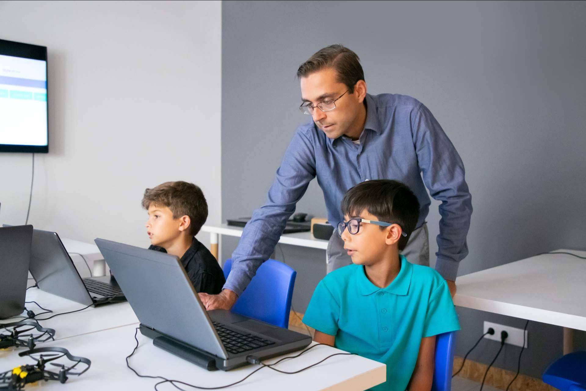 Formar al profesorado y alumnado en inteligencia artificial, una necesidad educativa actual