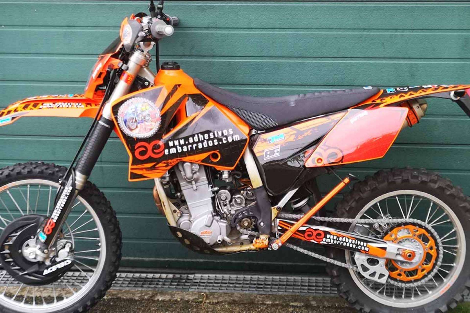Nuevos diseños y materiales para motos off-road en ADHESIVOSEMBARRADOS