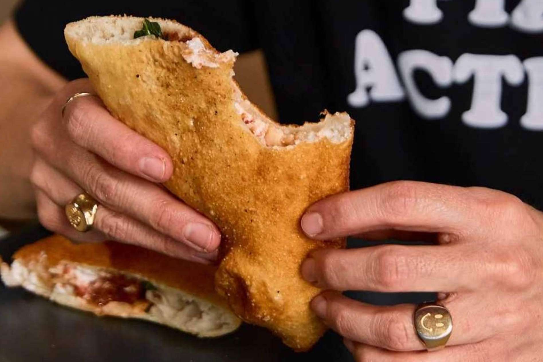 Barcelona se rinde al encanto de la pizza frita napolitana de Spaccanapoli Da Daniele