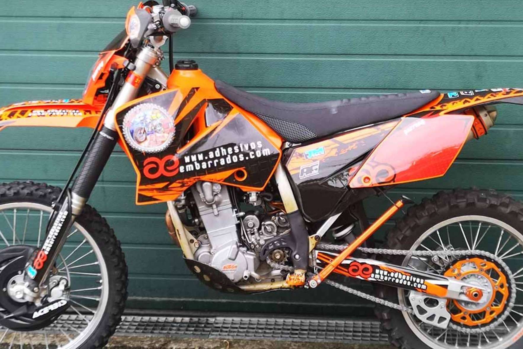 Adhesivos y plásticos resistentes para motos, personalización y calidad garantizadas con ADHESIVOSEMBARRADOS