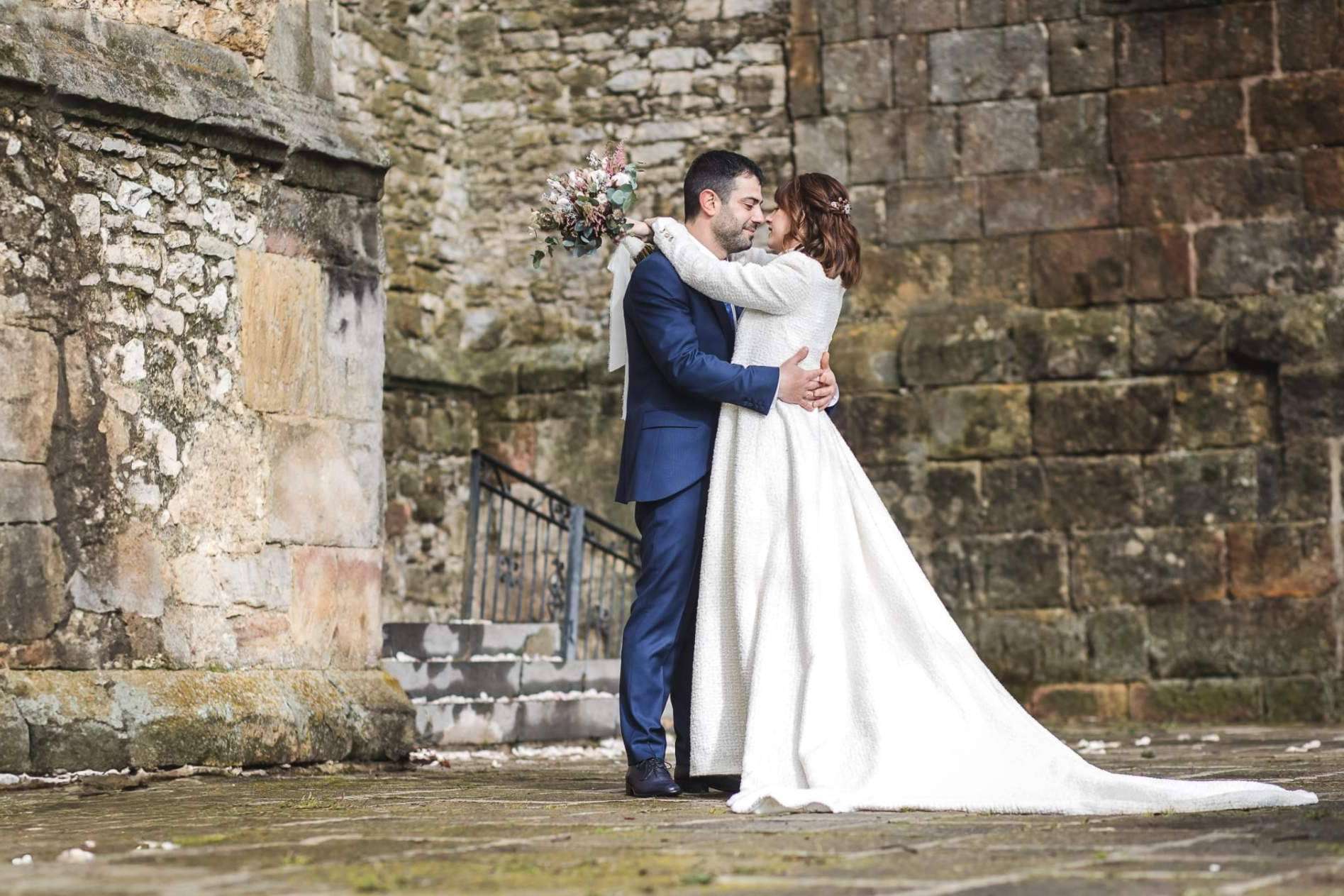 Novias invernales deValérie Moreau; Capas y abrigos que te harán brillar sin pasar frío