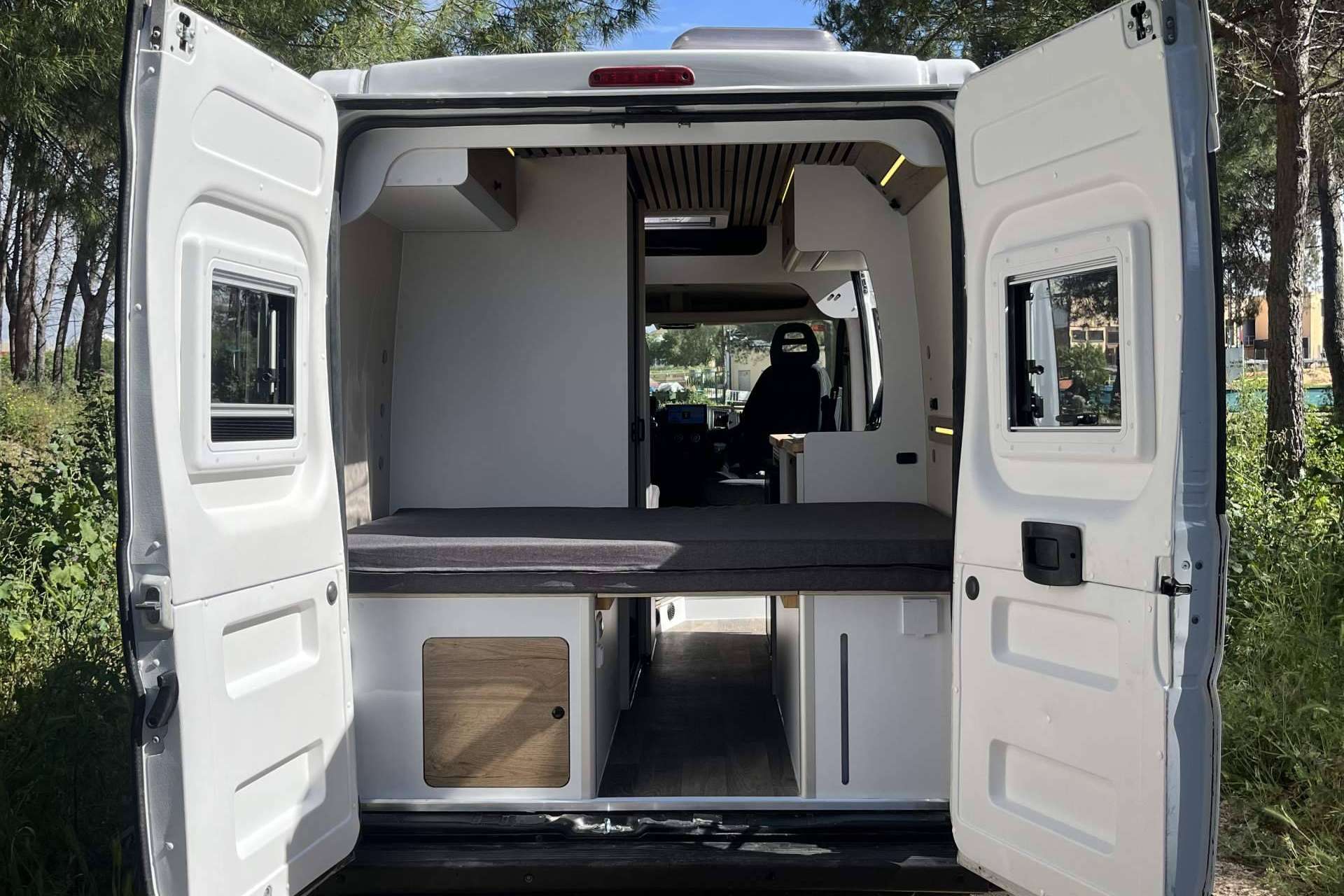 Convertir una furgoneta en camper es posible con Fabricamper, expertos en Madrid