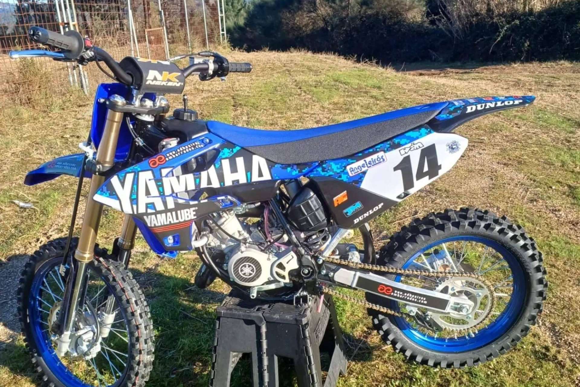 ADHESIVOSEMBARRADOS eleva el nivel del motocross con adhesivos personalizados de alta calidad