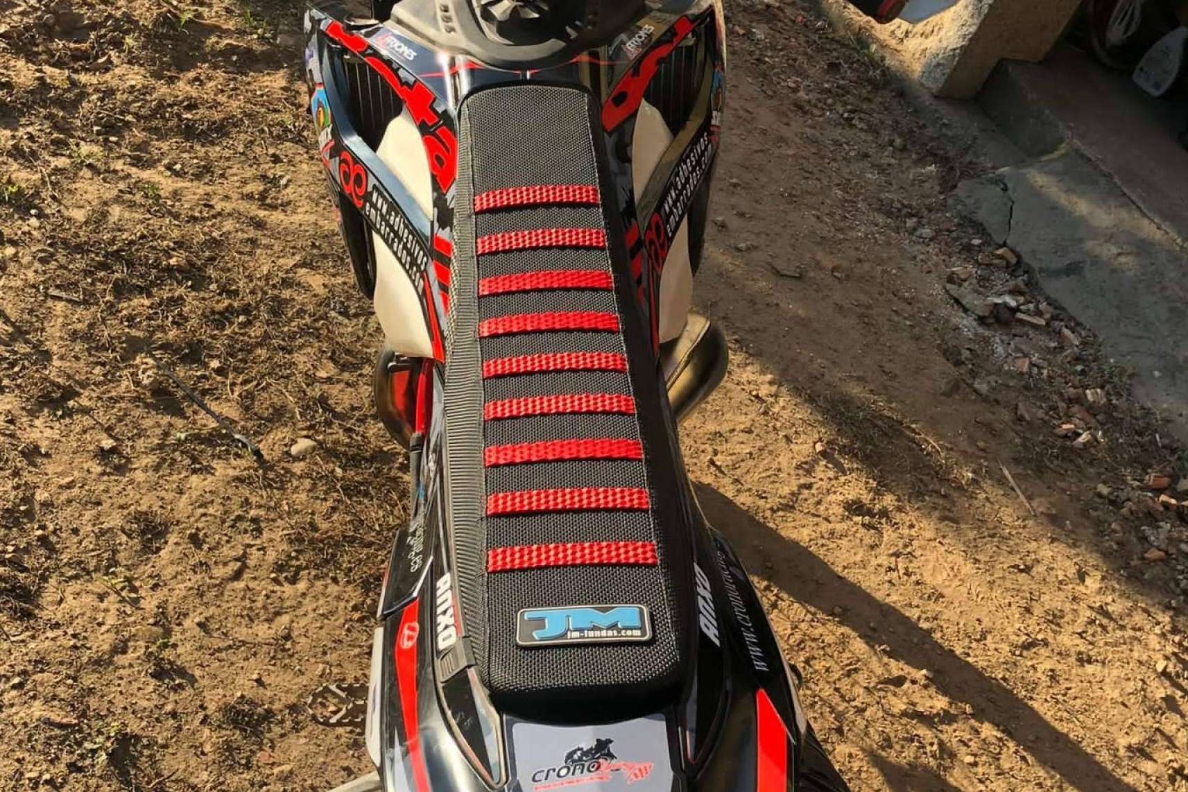 El servicio de tapizado personalizado de JM-FUNDAS transforma el asiento de moto en una pieza única